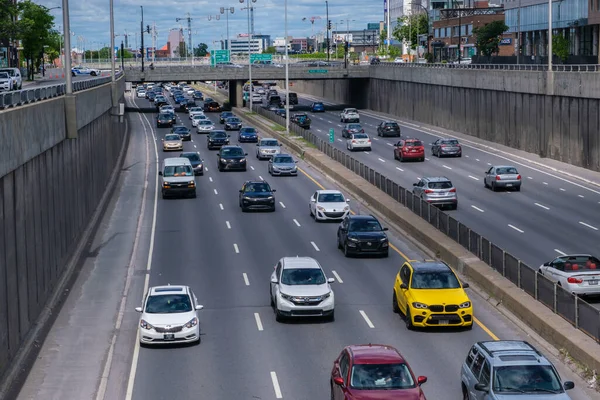 Montreal, CA - 5 Haziran 2022: Decarie Otoyolu 'nda yoğun trafik