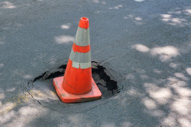 Montreal 'de trafik konisi olan büyük yuvarlak bir çukur