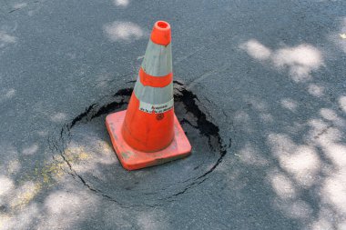 Montreal, CA - 14 Haziran 2022: Montreal 'de trafik konisi olan büyük bir çukur