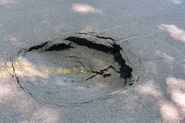 Montreal 'de trafik konisi olan büyük yuvarlak bir çukur