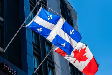 Kanada ve Quebec bayrakları bir otel cephesinde dalgalanıyor