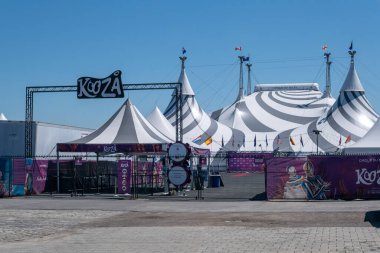 Montreal, CA - 11 Haziran 2022: Kooza gösterisi için Cirque du Soleil büyük çadırları