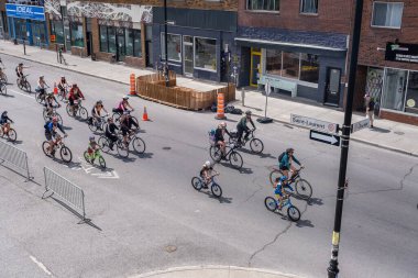 Montreal, Kanada - 4 Haziran 2022: Birçok bisikletçi The Tour de Ile de Montreal 2022 'de yer alır.
