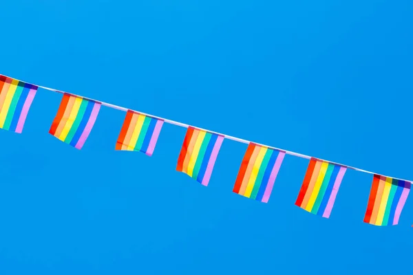 Molti Piccolo Gay Arcobaleno Bandiere Appeso Oltre Blu Cielo — Foto Stock