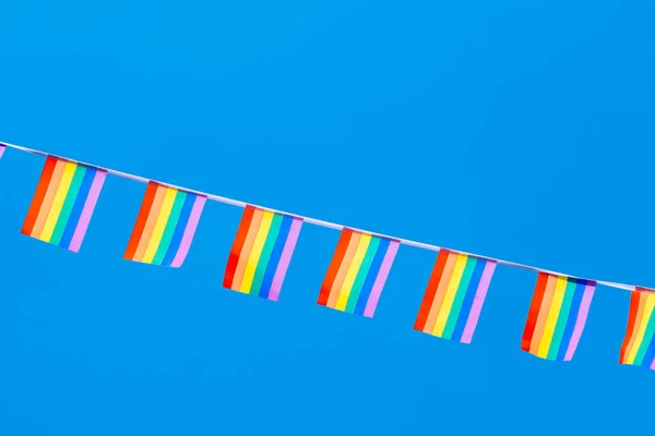 Molti Piccolo Gay Arcobaleno Bandiere Appeso Oltre Blu Cielo — Foto Stock