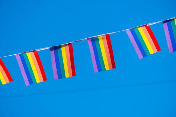 Beaucoup Petits Drapeaux Arc Ciel Gay Suspendus Dessus Ciel Bleu — Photo