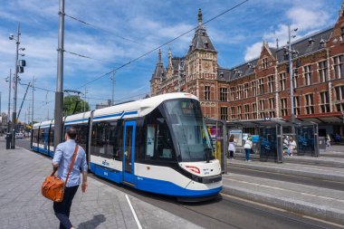 Amsterdam, Hollanda - 21 Haziran 2022: Centraal İstasyon Meydanı GVB Tramvayı