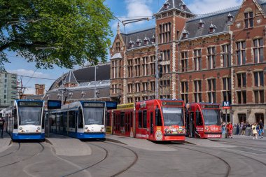 Amsterdam, Hollanda - 21 Haziran 2022: Centraal İstasyonu Meydanı 'nda dört GVB Tramvayı