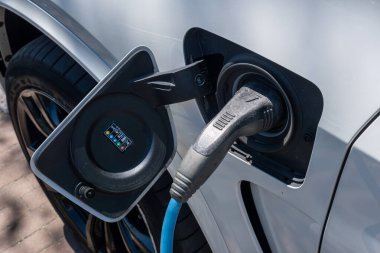 Elektrikli araba Amsterdam 'da fişe takıldı ve şarj edildi