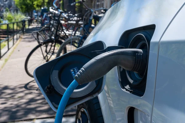 Elektrikli Araba Takıldı Amsterdam Motosikletlerin Yanında Şarj Ediliyor — Stok fotoğraf