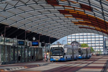 Amsterdam, Hollanda - 21 Haziran 2022: Amsterdam Merkez İstasyonu Otobüs İstasyonu 'ndan GVB otobüsüne binen insanlar