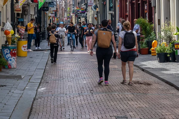 Amsterdam Juni 2022 Wandelaars Smalle Straatjes Met Veel Winkels — Stockfoto