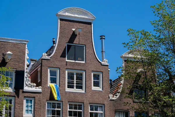 Oekraïense Vlag Hangend Aan Een Raam Amsterdam Nederland — Stockfoto