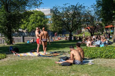Amsterdam, Hollanda - 22 Haziran 2022: Buitenzwembad Marineterrein 'de güneşlenen insanlar