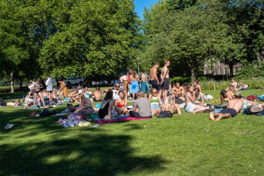 Amsterdam, Hollanda - 22 Haziran 2022: Buitenzwembad Marineterrein 'de güneşlenen insanlar