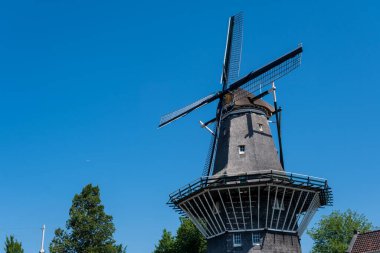 Amsterdam, Hollanda - 23 Haziran 2022: De Gooyer Windmill mavi gökyüzü üzerinde
