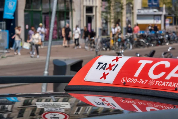 Amsterdam Hollanda Haziran 2022 Bir Arabanın Çatısında Taksi Tabelası — Stok fotoğraf