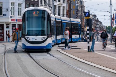 Amsterdam, Hollanda - 21 Haziran 2022: Muntplein GVB Tramvayı