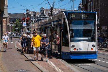 Amsterdam, Hollanda - 21 Haziran 2022: Damrak Caddesi 'ndeki GVB Tramvayı