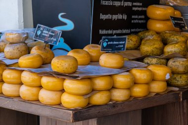 Amsterdam, Hollanda - 21 Haziran 2022: Amsterdam, Hollanda 'daki Gouda peynir dükkanı