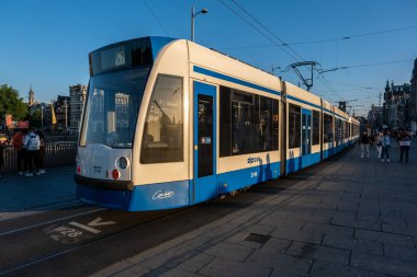 Amsterdam, Hollanda - 22 Haziran 2022: Damrak Caddesi 'ndeki GVB Tramvayı