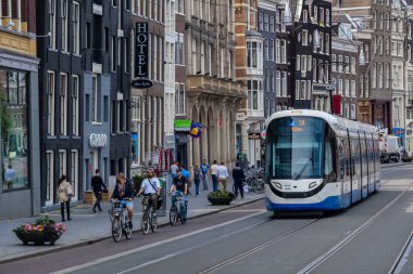 Amsterdam, Hollanda - 21 Haziran 2022: Rokin Caddesi 'ndeki GVB Tramvayı