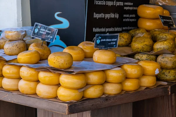 Amsterdam, Hollanda - 21 Haziran 2022: Amsterdam, Hollanda 'daki Gouda peynir dükkanı