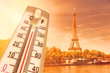 Fransa 'da sıcak hava dalgası sırasında Paris' in önündeki termometre yükseliyor.