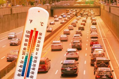Montreal 'de sıcak hava dalgası sırasında arabaların önündeki termometre ve trafik.