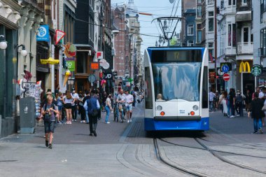 Amsterdam, Hollanda - 23 Haziran 2022: Leidsestraat Caddesi 'ndeki GVB Tramvayı