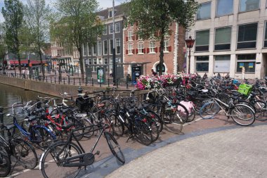 Amsterdam, Hollanda - 21 Haziran 2022: Bisikletli Amsterdam şehri