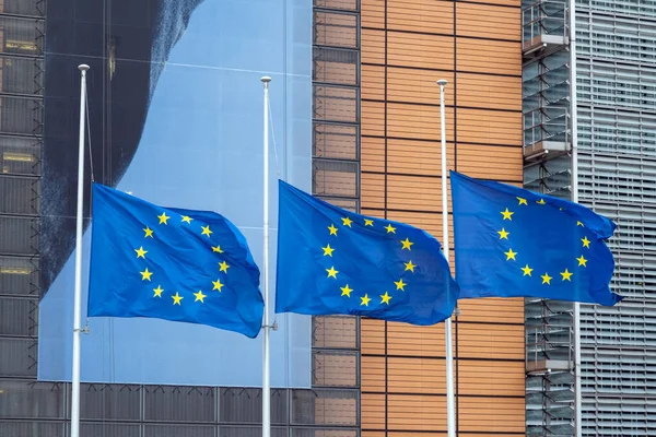 欧洲联盟委员会在布鲁塞尔 比利时在欧盟旗帜 — 图库照片