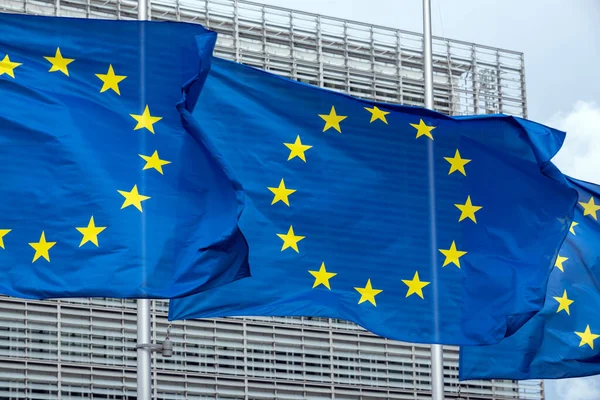 欧洲联盟委员会在布鲁塞尔 比利时在欧盟旗帜 — 图库照片