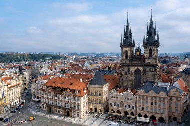 Prag, Çek Cumhuriyeti - 5 Eylül 2022: Prag 'ın Eski Şehir Salonu' ndan panoramik hava manzarası, Tyn 'den önce Meryem Kilisesi