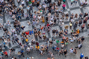 Prag, Çek Cumhuriyeti - 5 Eylül 2022: Yukarıdan geniş ve çeşitli insanlar görüldü