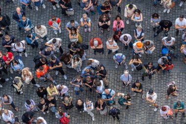 Prag, Çek Cumhuriyeti - 5 Eylül 2022: Yukarıdan geniş ve çeşitli insanlar görüldü