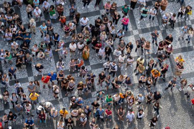 Prag, Çek Cumhuriyeti - 5 Eylül 2022: Yukarıdan geniş ve çeşitli insanlar görüldü