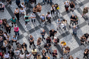 Prag, Çek Cumhuriyeti - 5 Eylül 2022: Yukarıdan geniş ve çeşitli insanlar görüldü