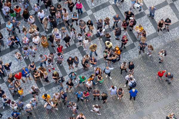 Прага, Чехия - 5 сентября 2022 года: Большая и разнообразная группа людей, увиденная сверху