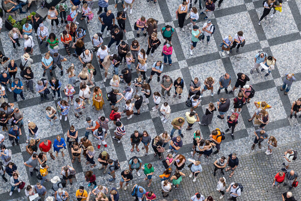 Прага, Чехия - 5 сентября 2022 года: Большая и разнообразная группа людей, увиденная сверху