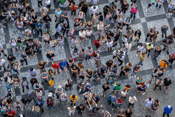 Prag, Çek Cumhuriyeti - 5 Eylül 2022: Yukarıdan geniş ve çeşitli insanlar görüldü