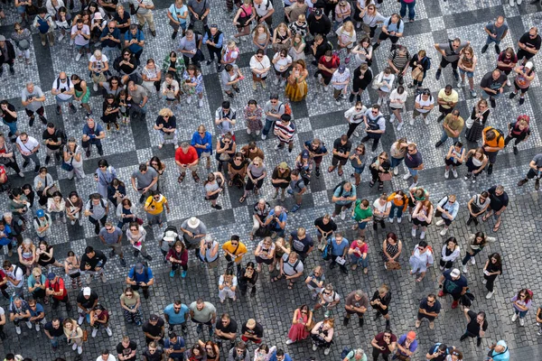 Prag, Çek Cumhuriyeti - 5 Eylül 2022: Yukarıdan geniş ve çeşitli insanlar görüldü