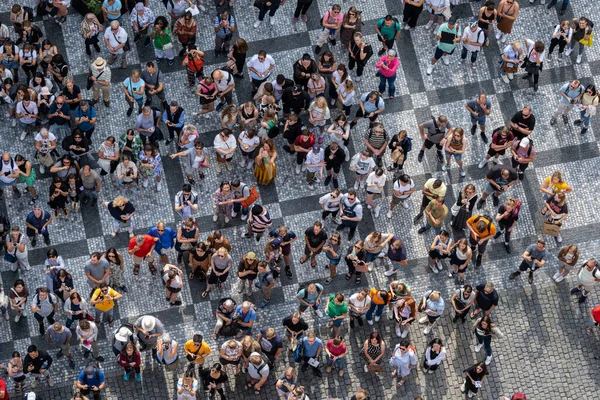 Prag, Çek Cumhuriyeti - 5 Eylül 2022: Yukarıdan geniş ve çeşitli insanlar görüldü