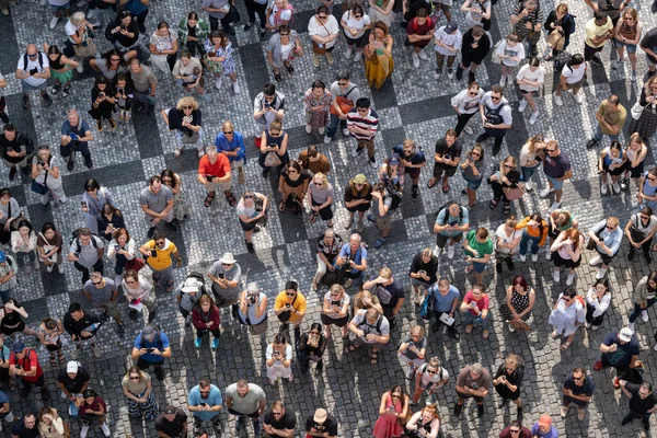 Prag, Çek Cumhuriyeti - 5 Eylül 2022: Yukarıdan geniş ve çeşitli insanlar görüldü