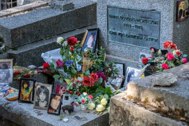 Paris, Fransa - 31 Aout 2022: Jim Morrison Tombstone Pere-Lachaise mezarlığında