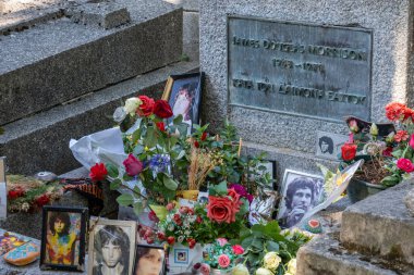 Paris, Fransa - 31 Ağustos 2022: Jim Morrison Tombstone Pere-Lachaise mezarlığında