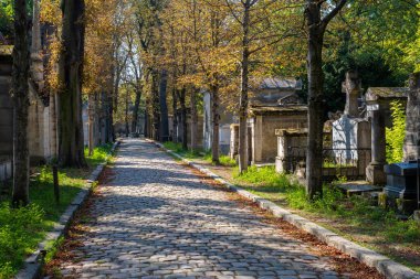Paris, Fransa - 31 Ağustos 2022: Pere-Lachaise mezarlığındaki mezar taşları