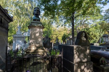 Paris, Fransa - 31 Ağustos 2022: Pere-Lachaise mezarlığında Honore de Balzac mezar taşı