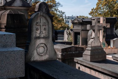 Fransa, Paris 'teki Pere-Lachaise mezarlığındaki mezar taşları.