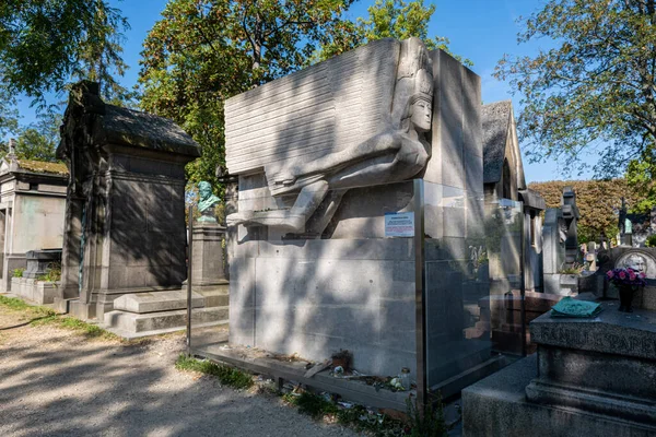 Paris, Fransa - 31 Aout 2022: Oscar Wilde Tombstone Pere-Lachaise mezarlığında